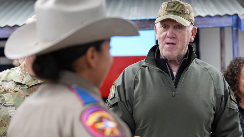 El llamado "zar fronterizo" del gobierno de Donald Trump, Tom Homan (centro), durante un...