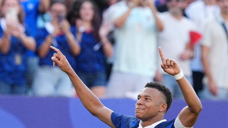 Kylian Mbappé, de Francia, celebra tras convertir un penalti ante Paraguay en el duelo de...