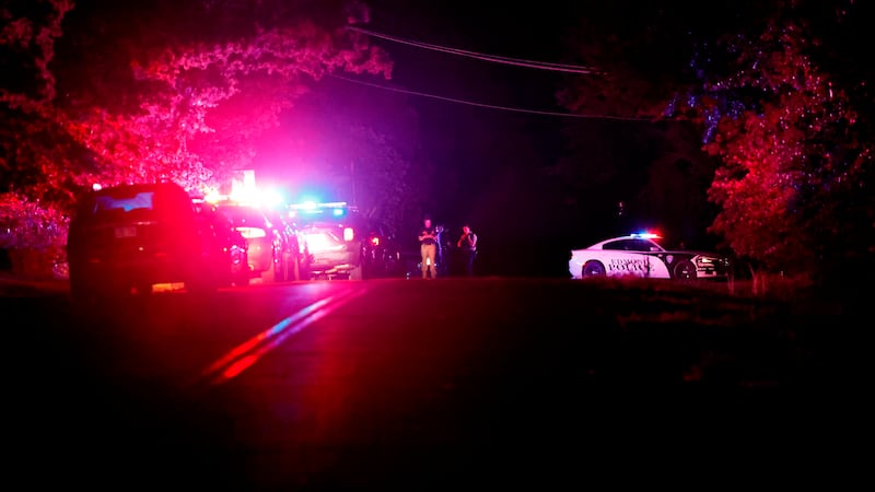 Policías cortan una zona cerca del S. Air Depot boulevard en Edmond, Oklahoma, tras un tiroteo...