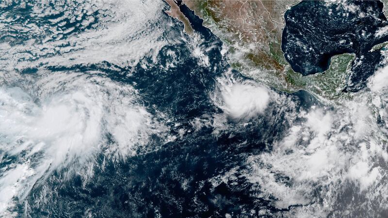 Esta imagen proporcionada por la NOAA muestra al huracán Polo intensificándose en el océano...