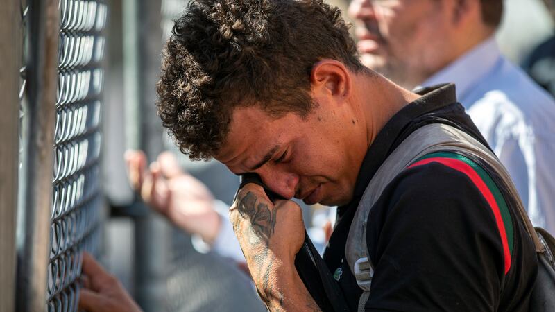 El migrante venezolano Said José se enjuga las lágrimas mientras buscaba a su novia, de la que...