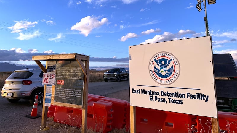 La entrada del centro de detención de inmigrantes Camp East Montana cerca de El Paso, Texas,...
