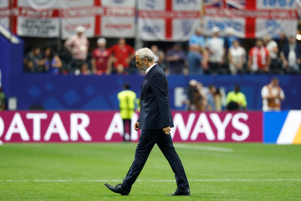 El entrenador del Congo Sebastien Desabre sale del campo tras la eliminación de su país en los...