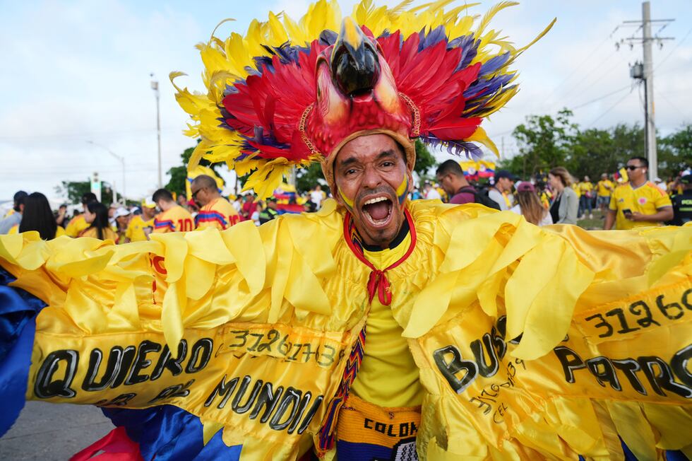 Simpatizantes del candidato presidencial Abelardo de la Espriella celebran los resultados...