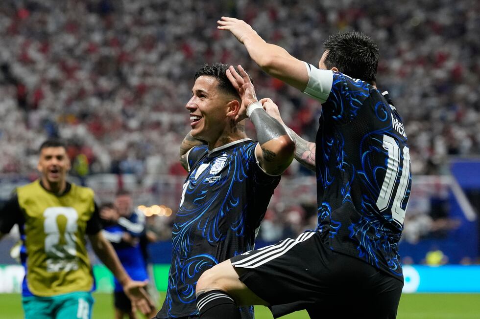 El argentino Enzo Fernández celebra con Lionel Messi (a la derecha) tras marcar el primer gol...