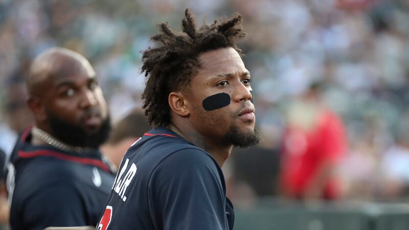 El venezolano Ronald Acuña Jr., de los Bravos de Atlanta, observa desde la cueva durante el...