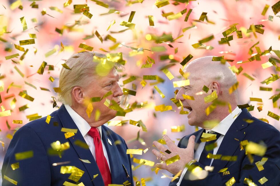 El presidente estadounidense Donald Trumpo y el presidente de la FIFA Gianni Infantino bajo...