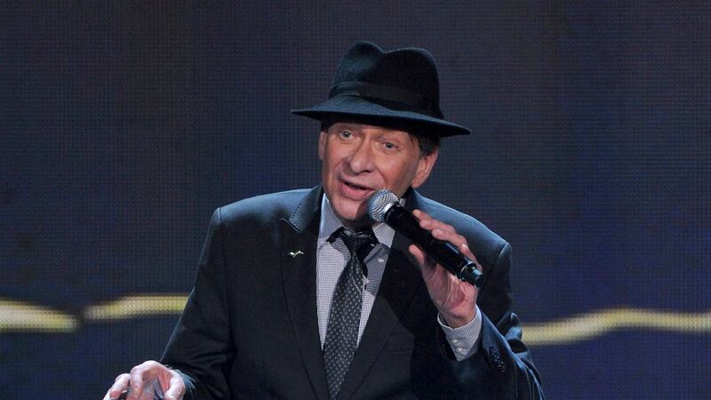 ARCHIVO - Bobby Caldwell se presenta en el escenario de los premios Soul Train Awards 2013 en...