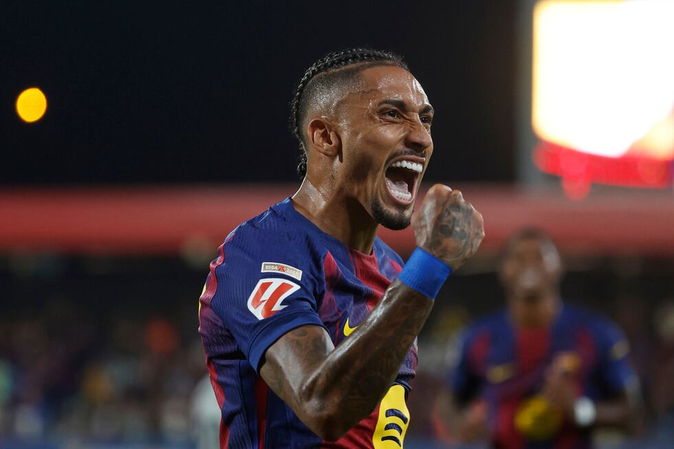 Raphinha, del Barcelona, celebra después de marcar el cuarto gol de su equipo durante el...