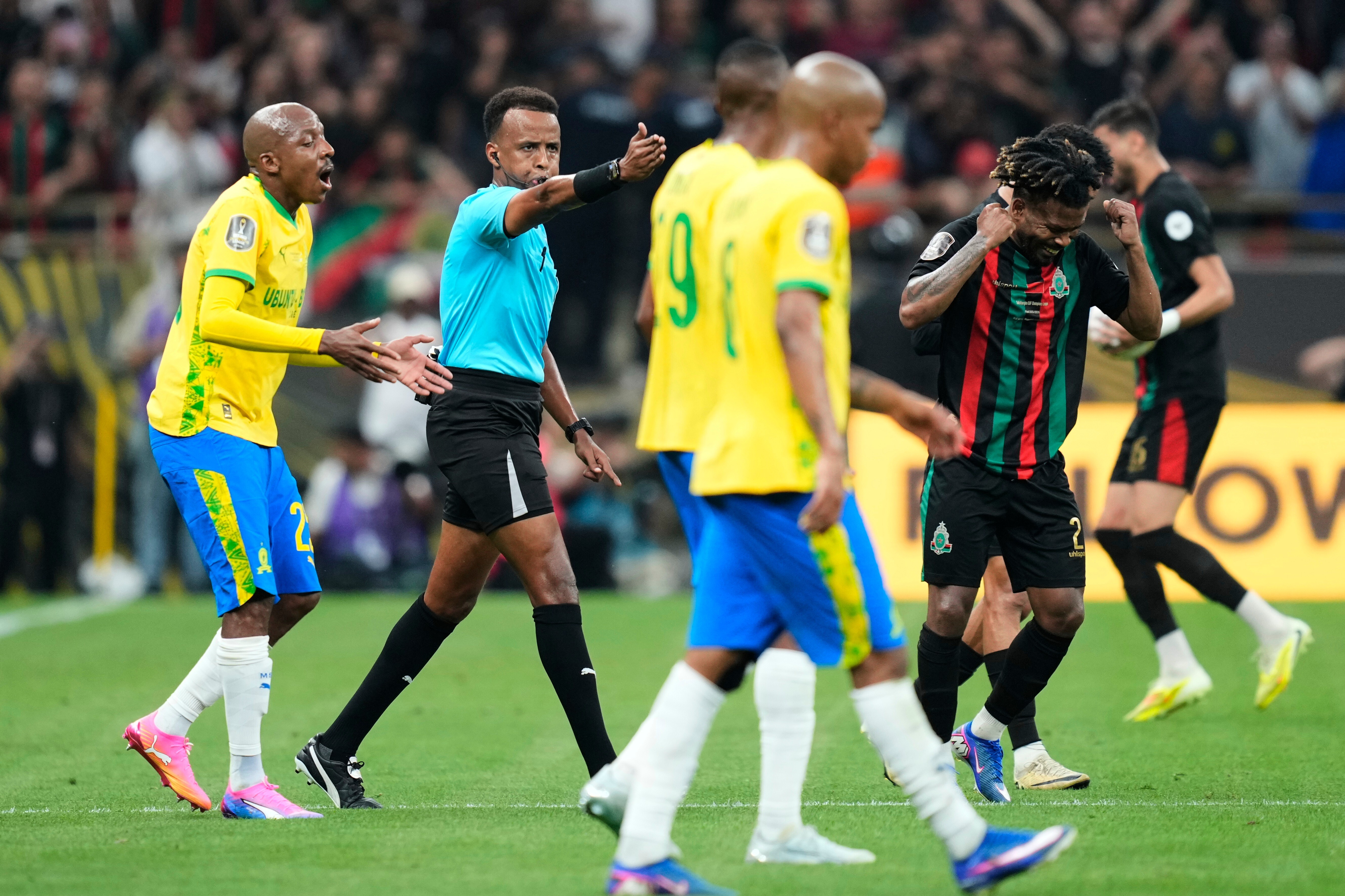To Carneiro del equipo AS FAR Rabat reacciona al penal marcado por el árbitro Omar Artan...