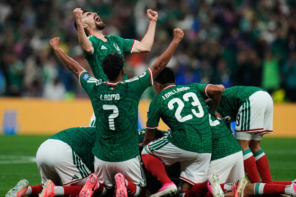 Los jugadores de la selección de México festejan su segundo tanto ante Ecuador en el partido...