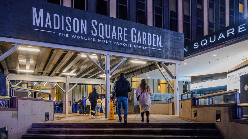 Vista de una entrada al Madison Square Garden antes de un partido de la NBA en Nueva York, el...