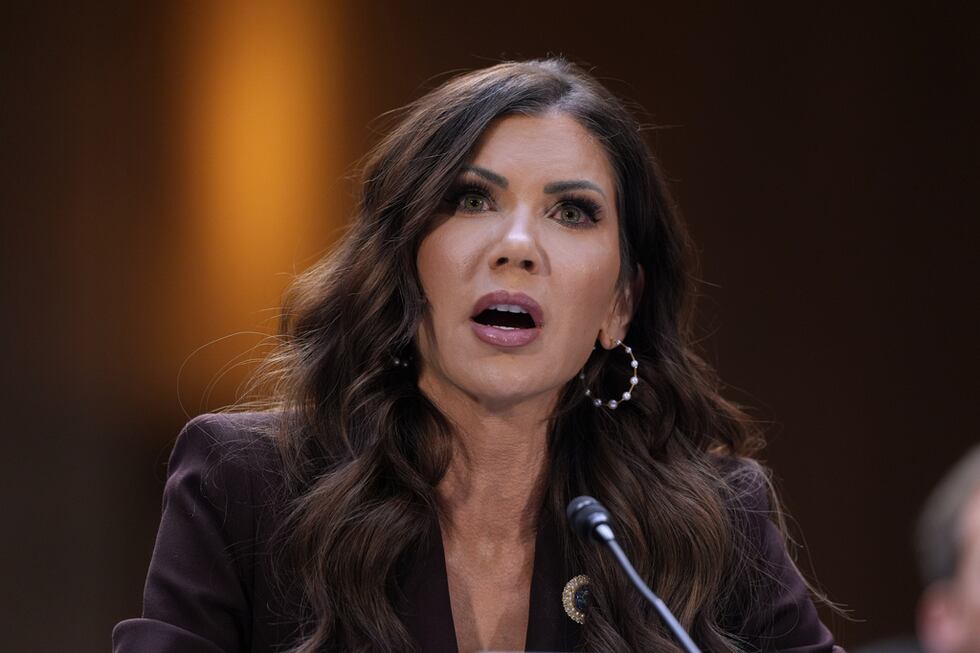 ARCHIVO – La secretaria de Seguridad Nacional de Estados Unidos, Kristi Noem, comparece en una...