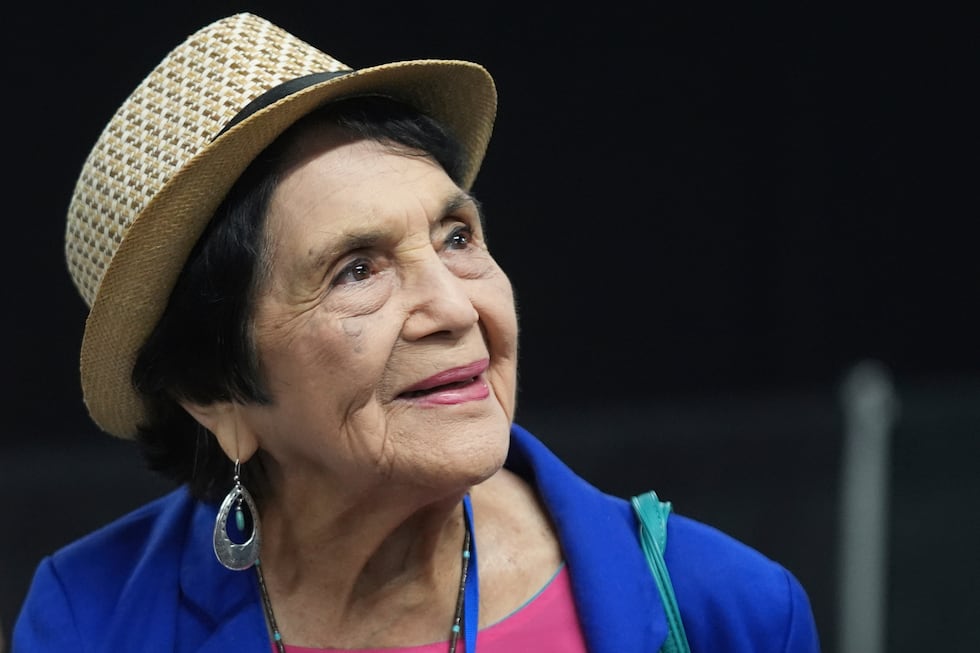 La activista por los derechos de los agricultores Dolores Huerta en una convención demócrata...