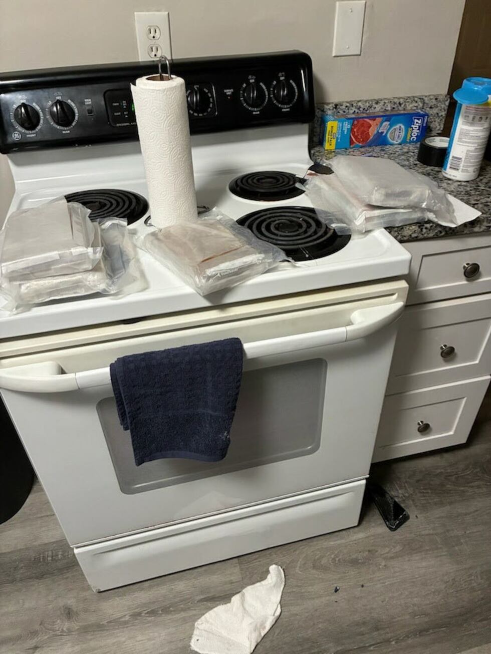 El FBI publicó estas fotografías del hallazgo de un cargamento de drogas y dinero en efectivo.