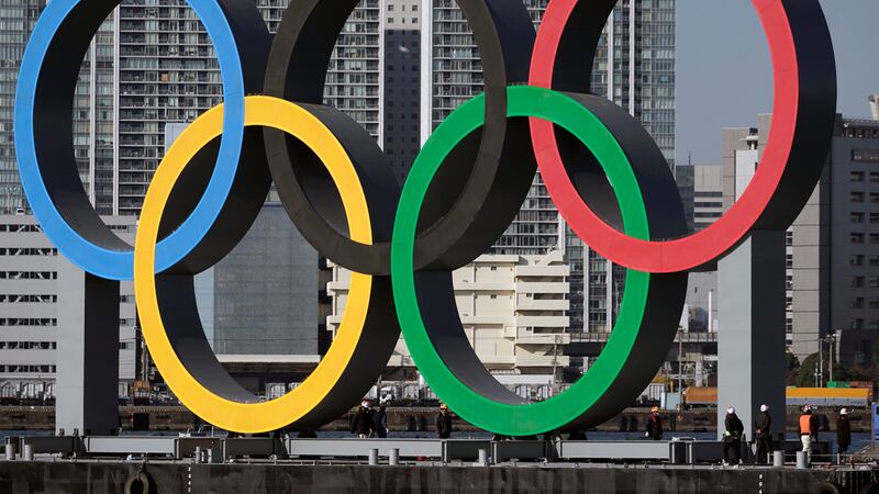ARCHIVO - Foto del primero del 2024, los anillos olímpicos siendo reinstalados tras removerlos...