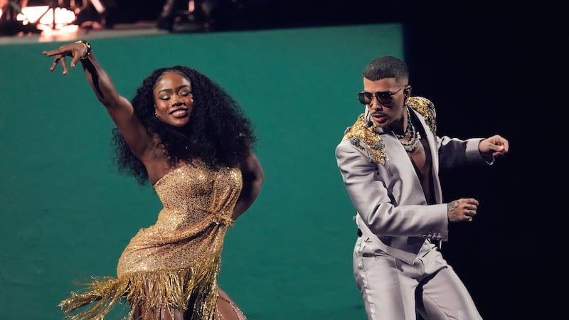Rauw Alejandro interpreta un popurrí durante los Latin Grammys 2025 el jueves 13 de noviembre...