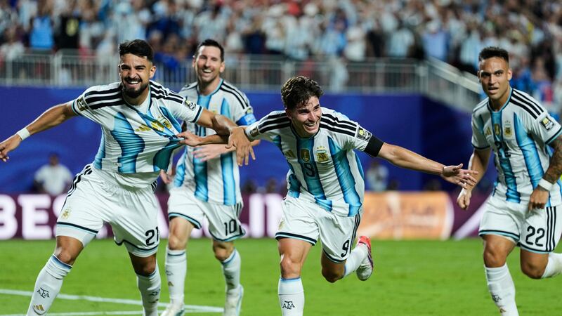 Los argentinos Julián Álvarez (9), José Manuel López (21), Lionel Messi (10) y Lautaro...