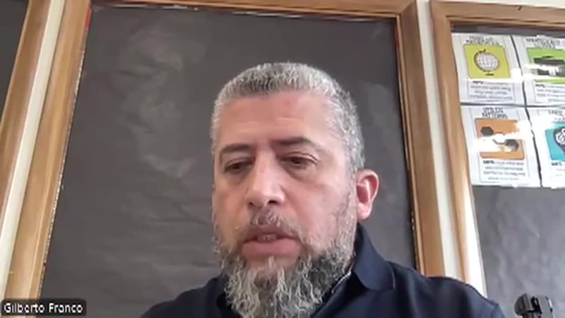 Maestro hispano denuncia agresiones físicas y verbales de sus alumnos de preparatoria. "Se ve...