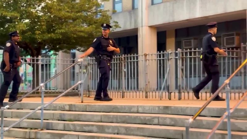 Arrestan a estudiante de 16 años tras publicar en redes sociales que iba a ir a matar a su...