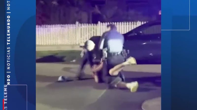 VIDEO: Policías golpean repetidamente a hispano en plena calle mientras su hermana grababa....